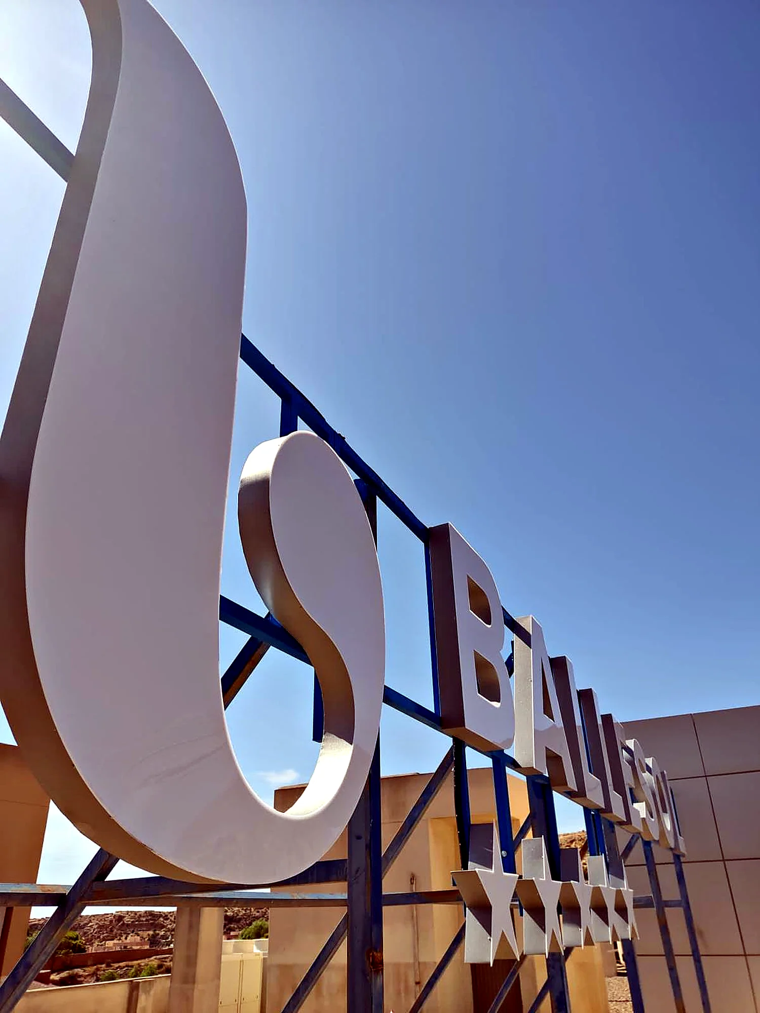 Letras corpóreas de Ballesol sobre estructura metálica y cielo azul