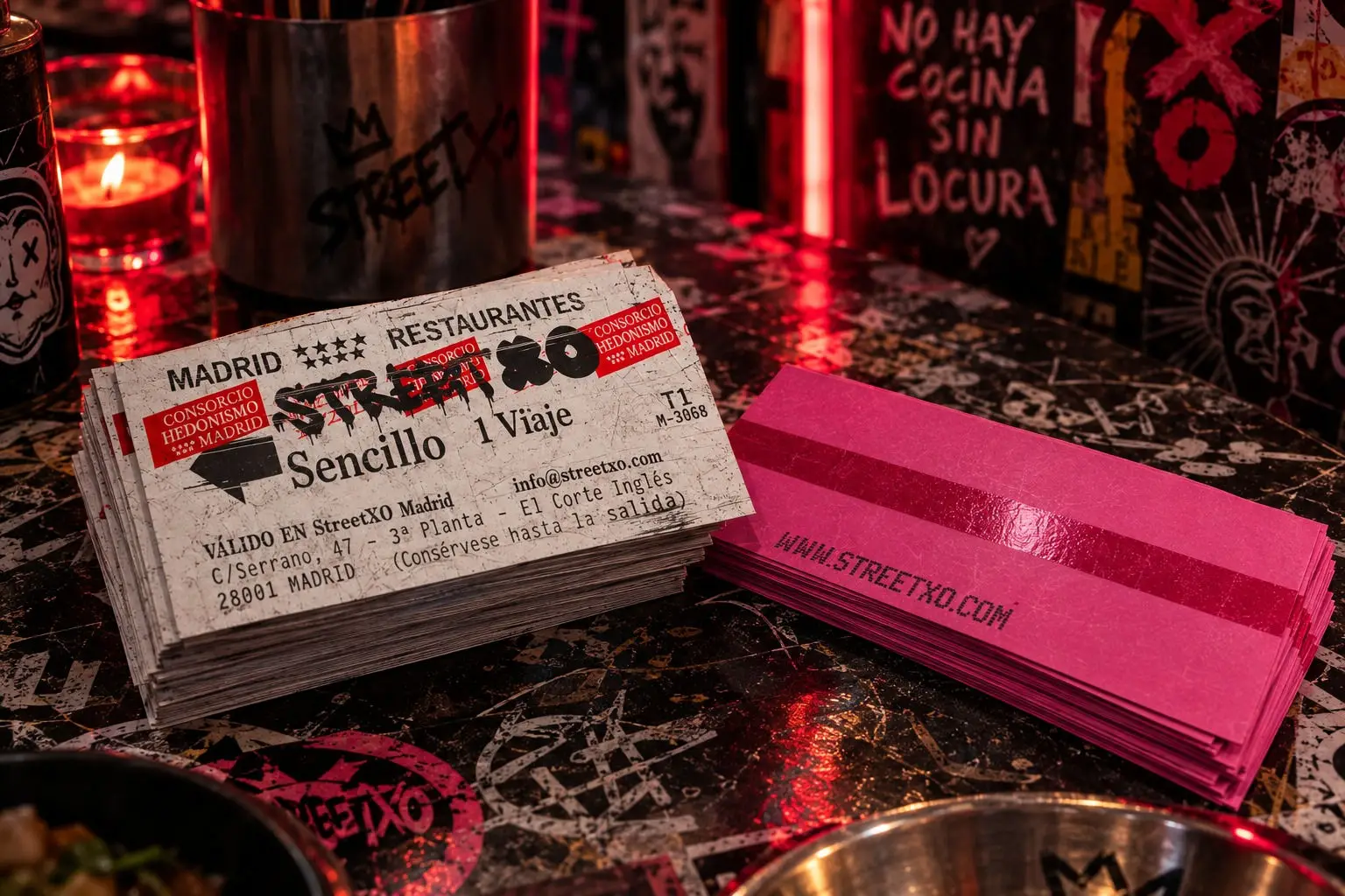 Caja rosa y billetes de StreetXO