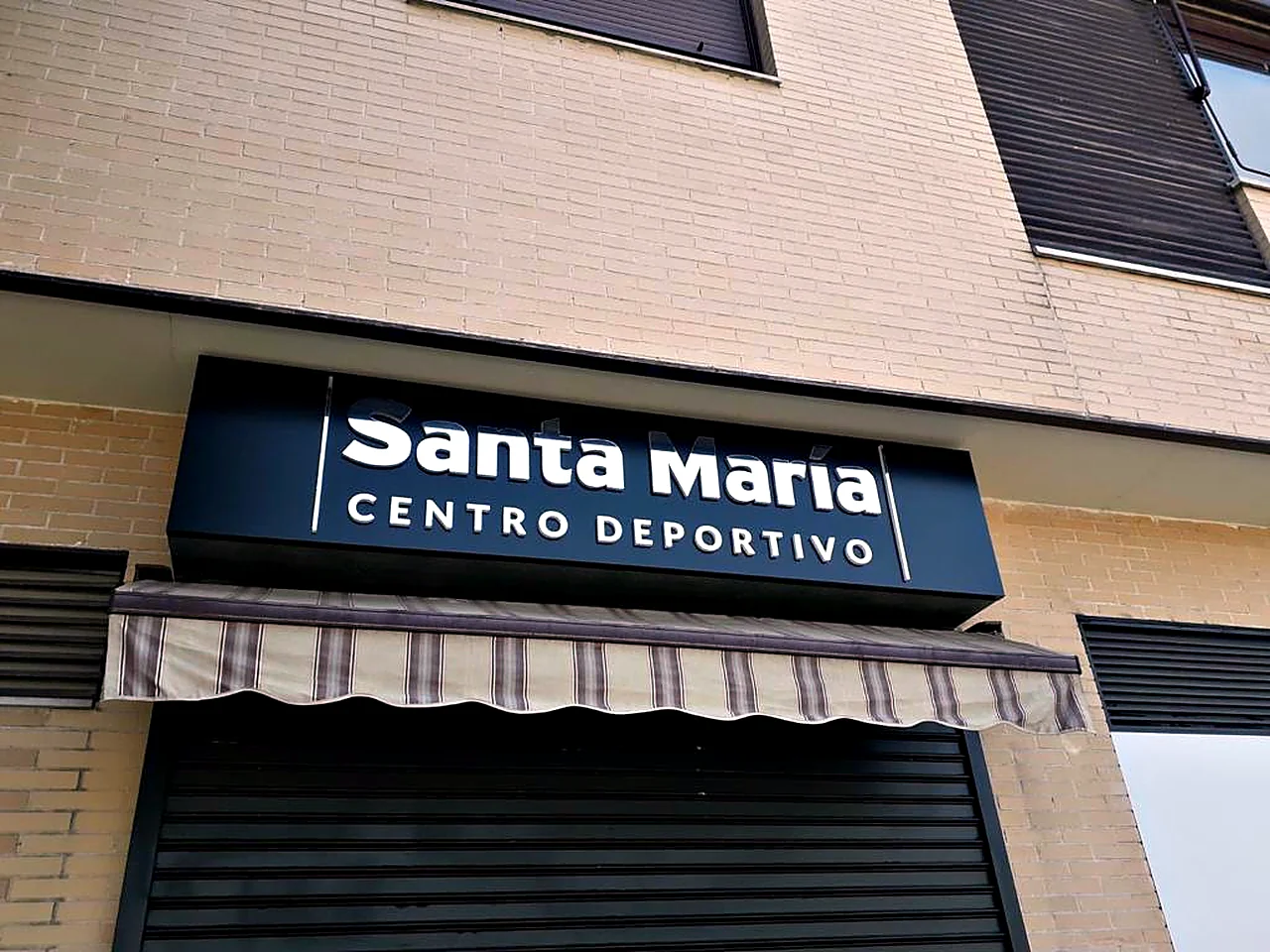 Rótulo del centro deportivo Santa María