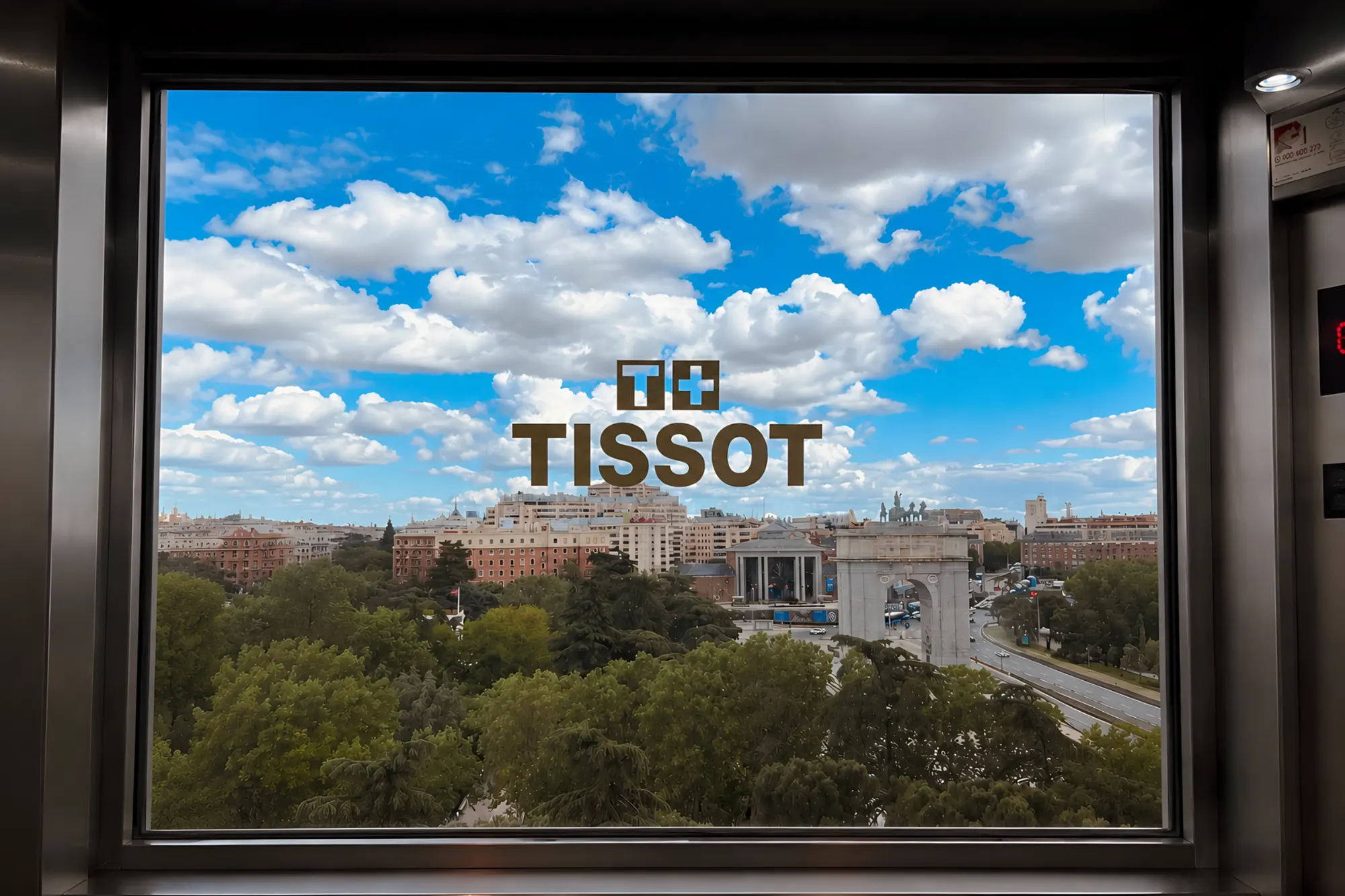 Ventana con el logotipo de Tissot sobre Madrid desde el Faro de Moncloa