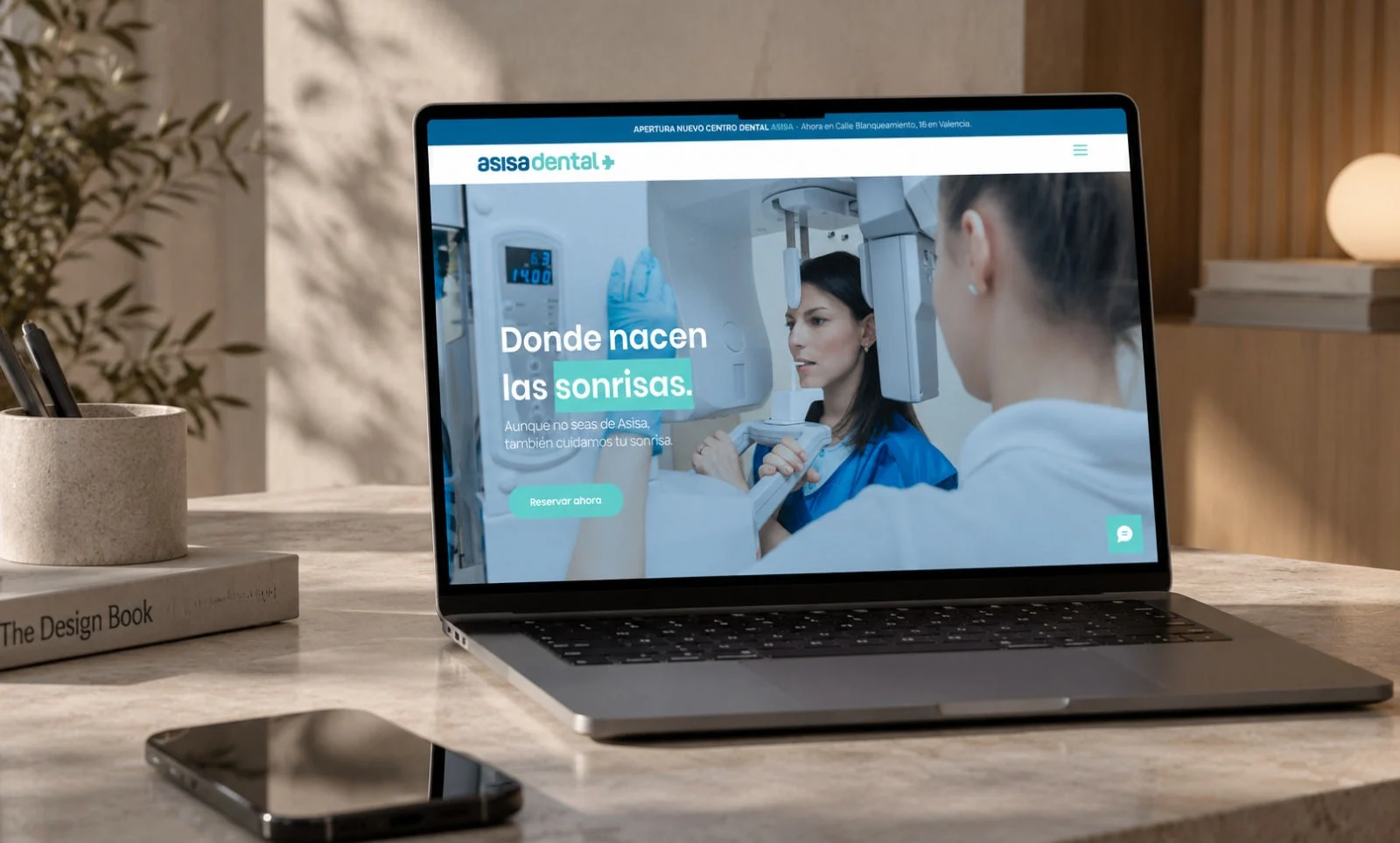 Web de una clínica dental en un portátil